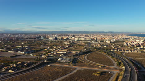 Valencia-Luftaufnahme-La-Punta-Nachbarschaft-Sonniger-Tag-Stadtzentrum-Im-Hintergrund